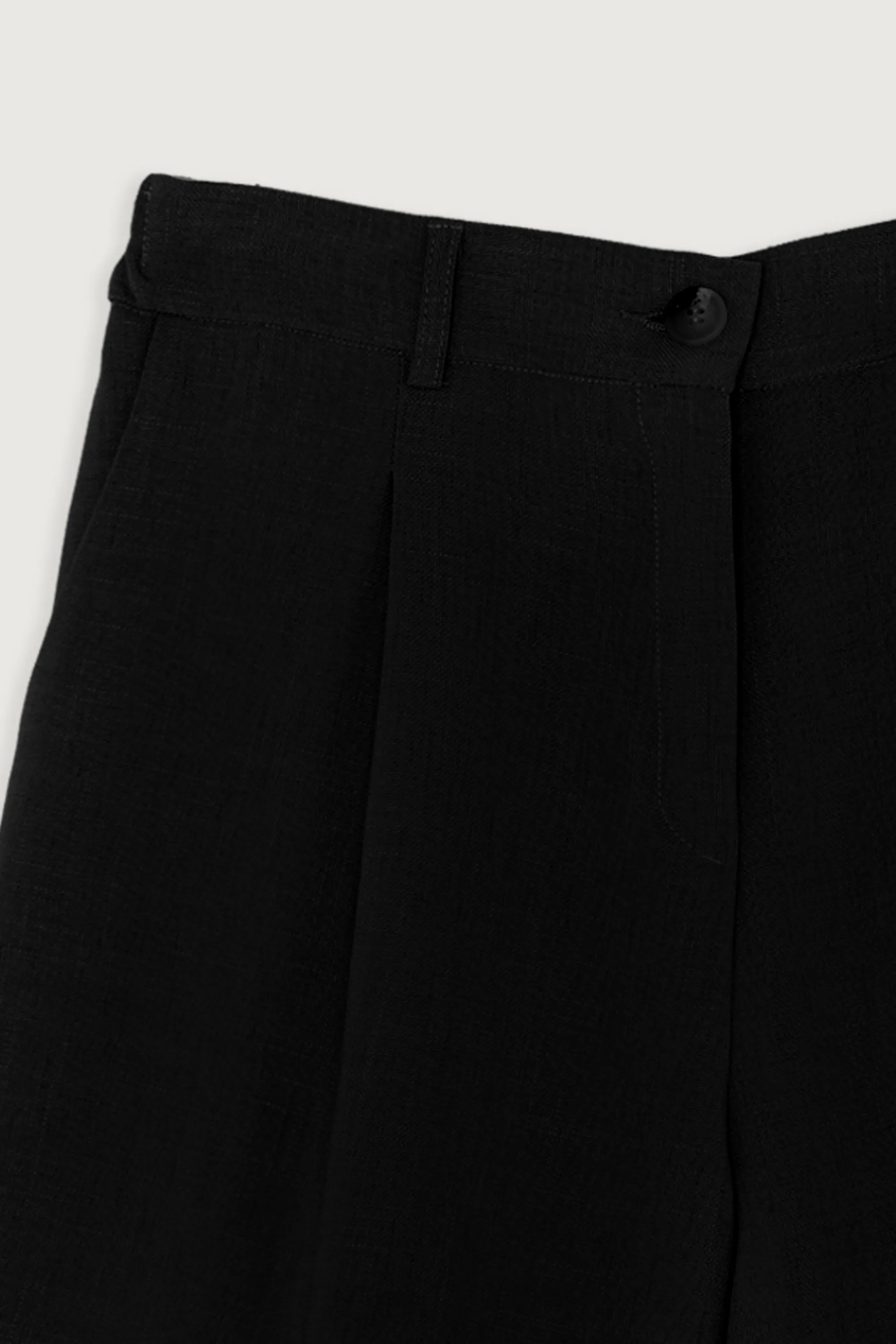 SINGLE PLEAT SHORT
