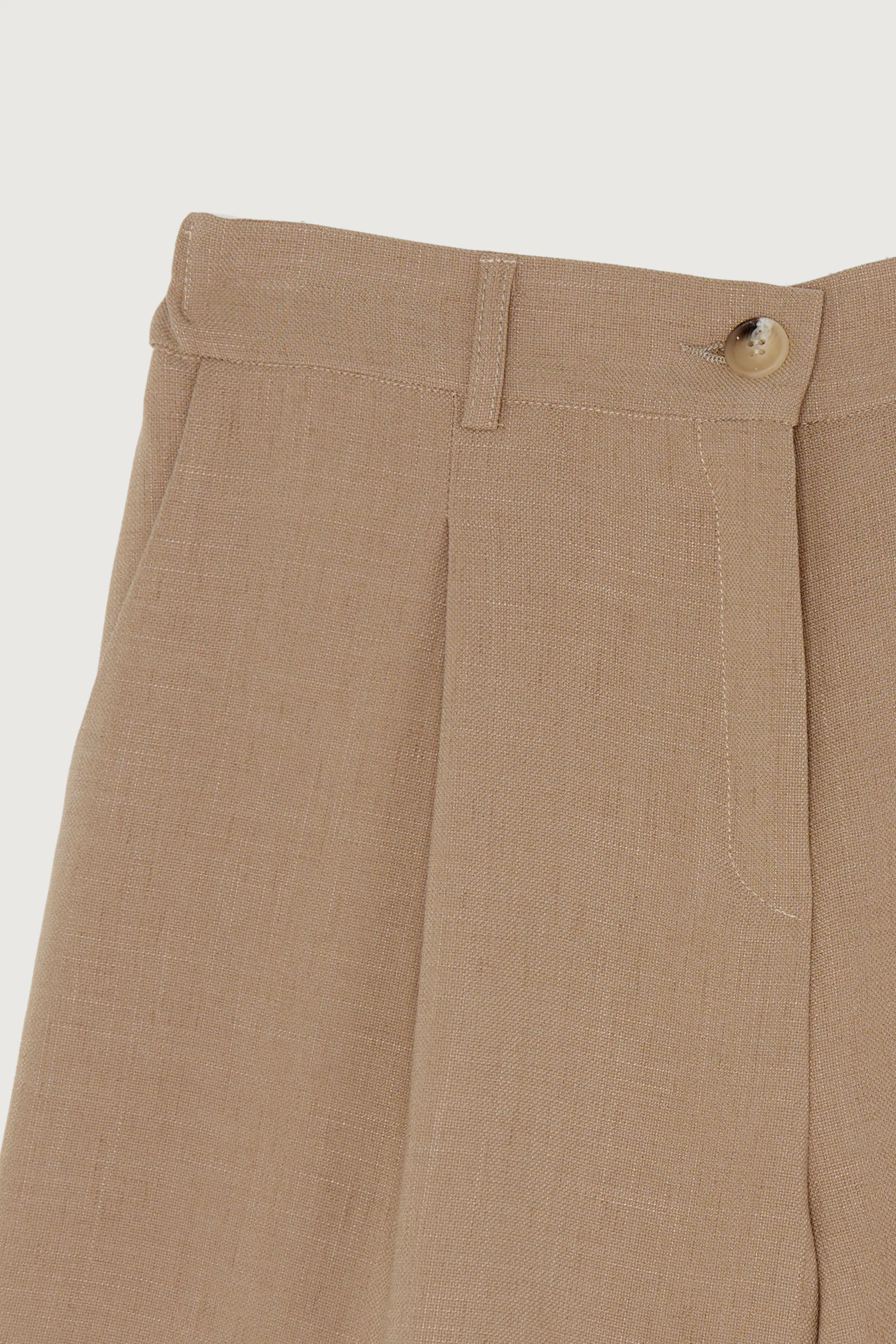 SINGLE PLEAT SHORT